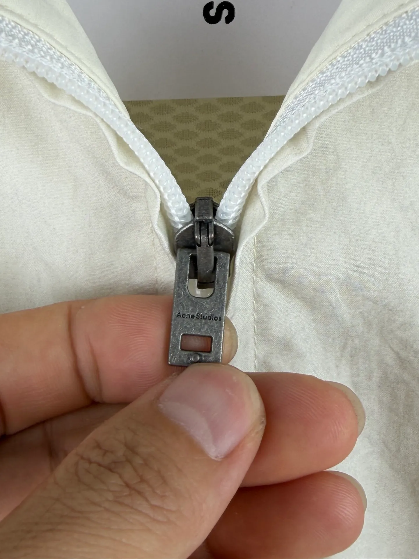 Acne Studios 25FW printed logo distressed double-headed zipper jacket Authentic 6500 purchased and developed, 40-count cotton plain woven fabric 140g, nylon blended honeycomb mesh, ink printing, high temperature pre-shrunk, artificial horsetail, customized 1:1 zipper, customized 1:1 trademark, fitted version Size: 40 42 44 46